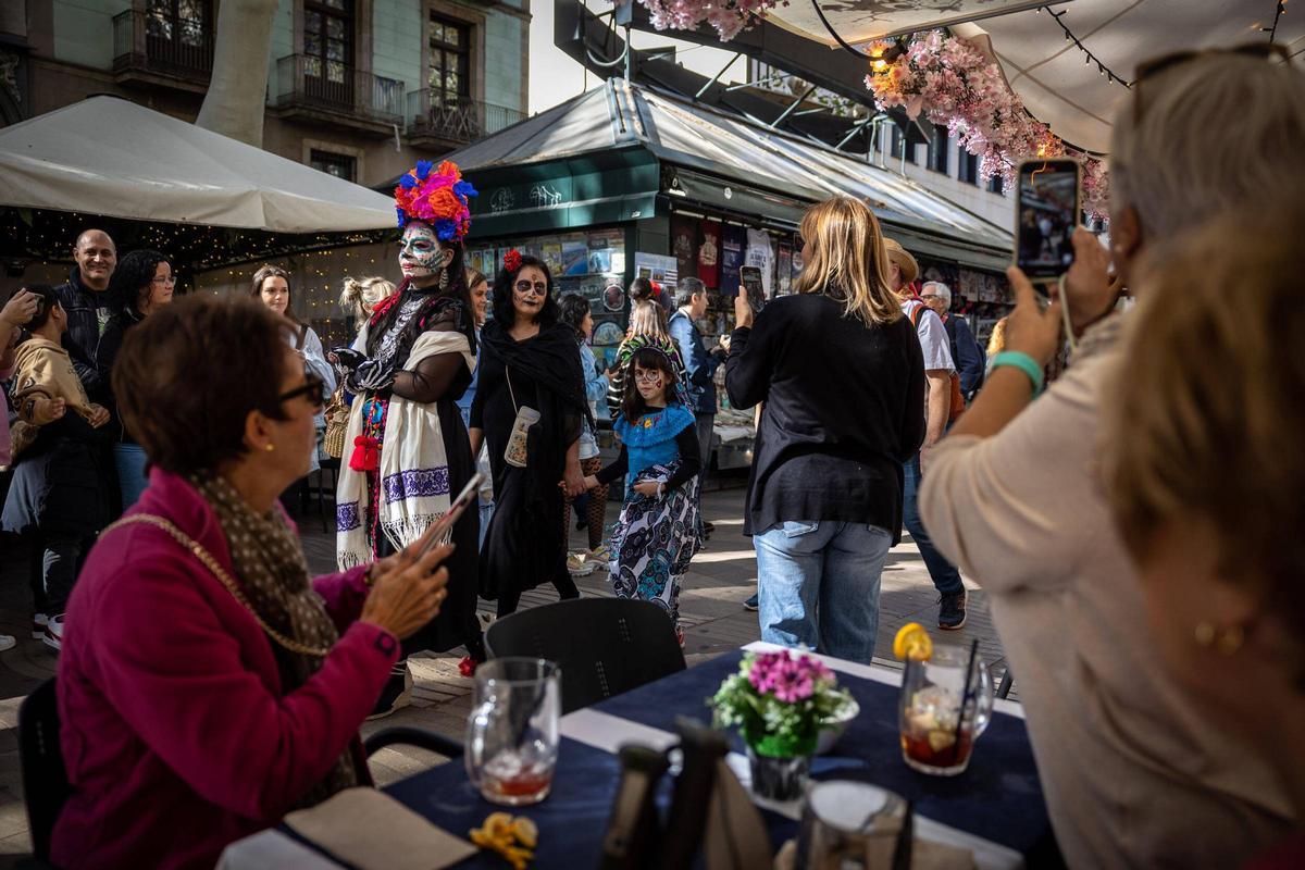 Espectacular desfile de Catrinas por La Rambla