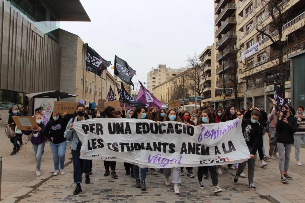 Manifestació d'estudiants a Girona per commemorar el 8-M