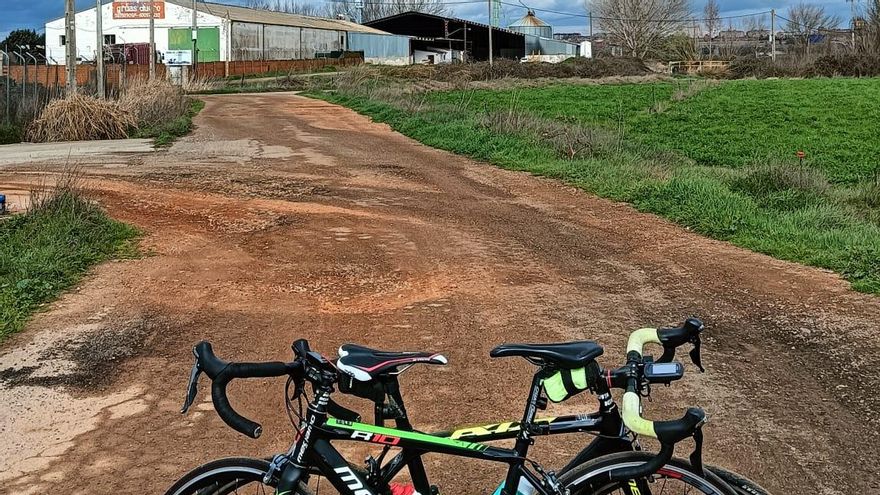 VÍDEO | Críticas de los ciclistas de Zamora: &quot;Pasas de un carril bici a un camino de cabras&quot;