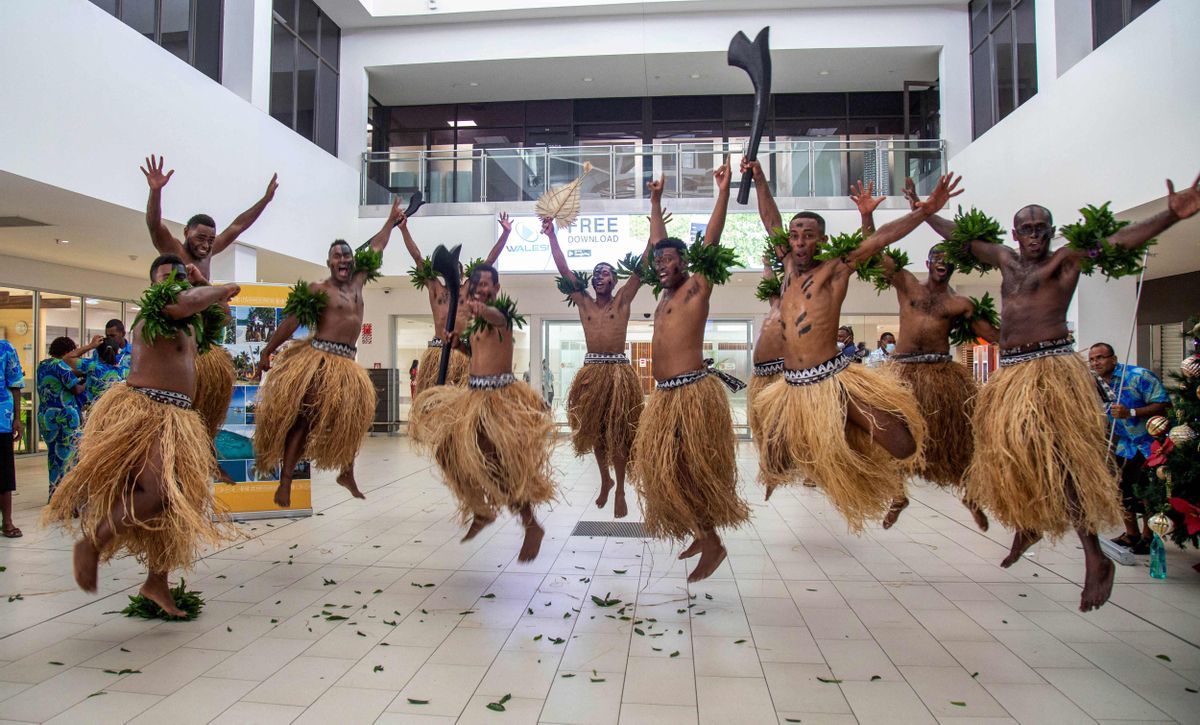Fiji reben ballant els primers turistes des del començament de la pandèmia Fiji reben ballant els primers turistes des del començament de la pandèmia