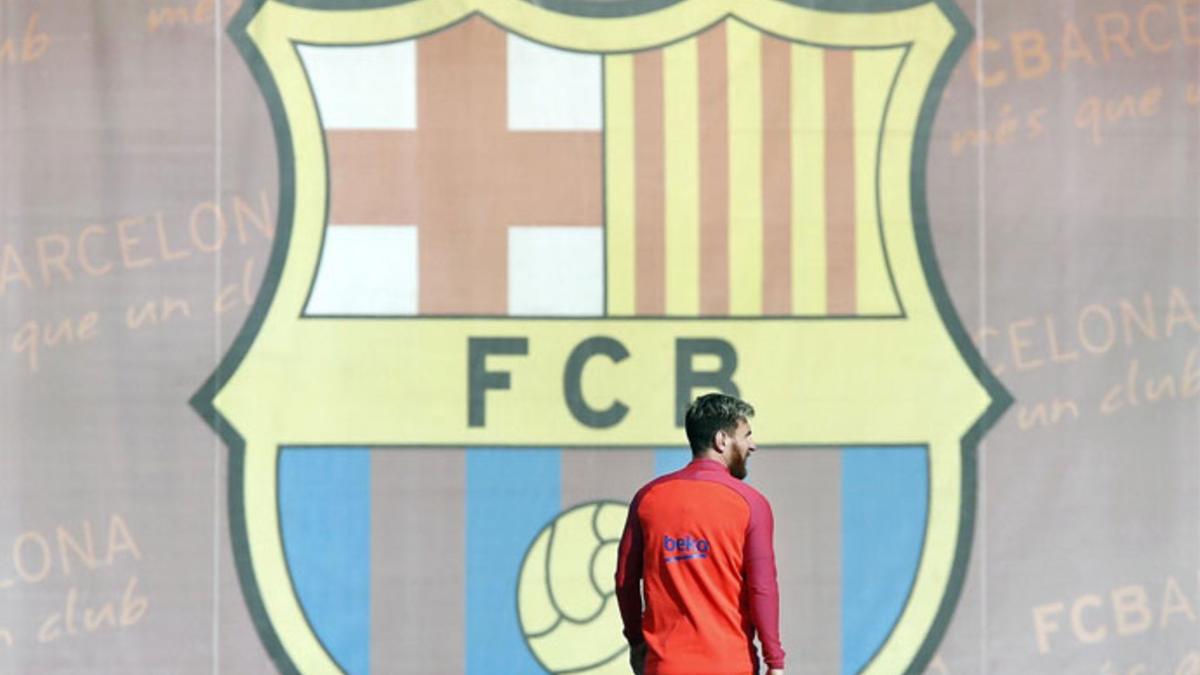 Leo Messi debe renovar por el Barcelona
