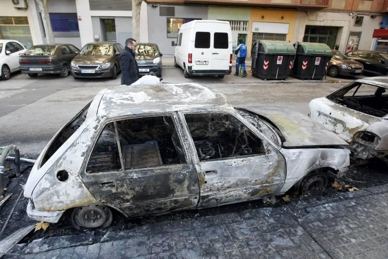 Siete contenedores y cuatro coches quemados en Las Fuentes