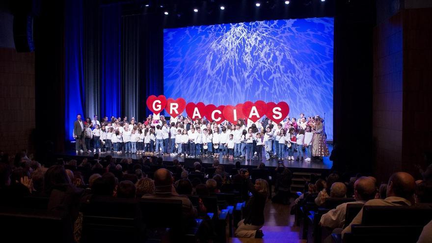 Los niños y niñas de Aspanoa, junto a sus familias, agradecen el apoyo en la pasada edición de la Gala de jota Amigos de Roberto Ciria