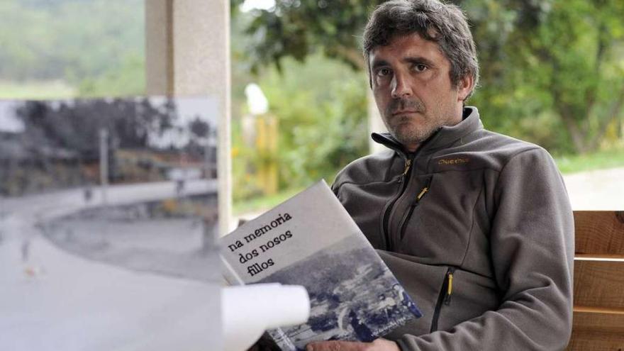 Jesús Varela posa en su domicilio con un catálogo de su exposición de fotos antiguas de 2014. // Bernabé/Javier Lalín