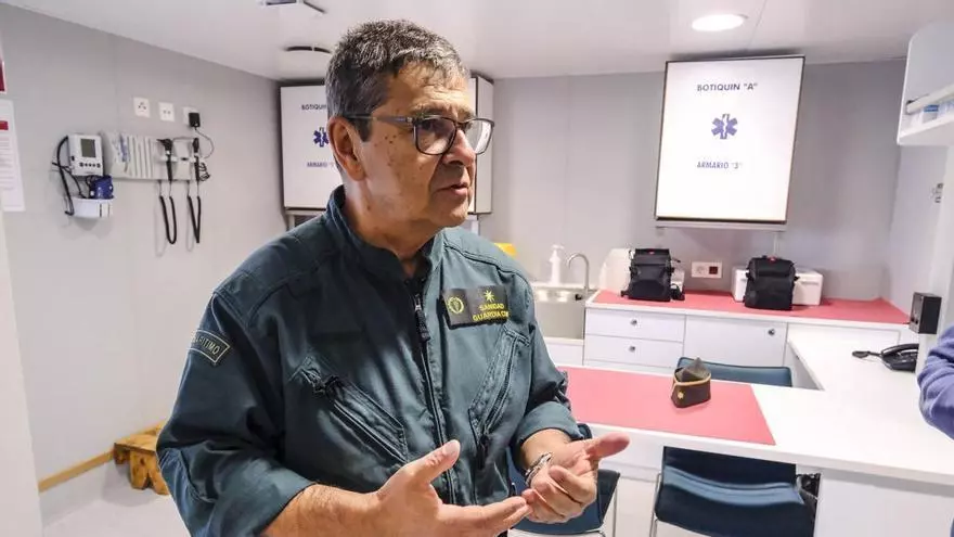 El enfermero del 'Duque de Ahumada' explica el equipamiento de la las dependencias médicas del buque insignia de la Guardia Civil