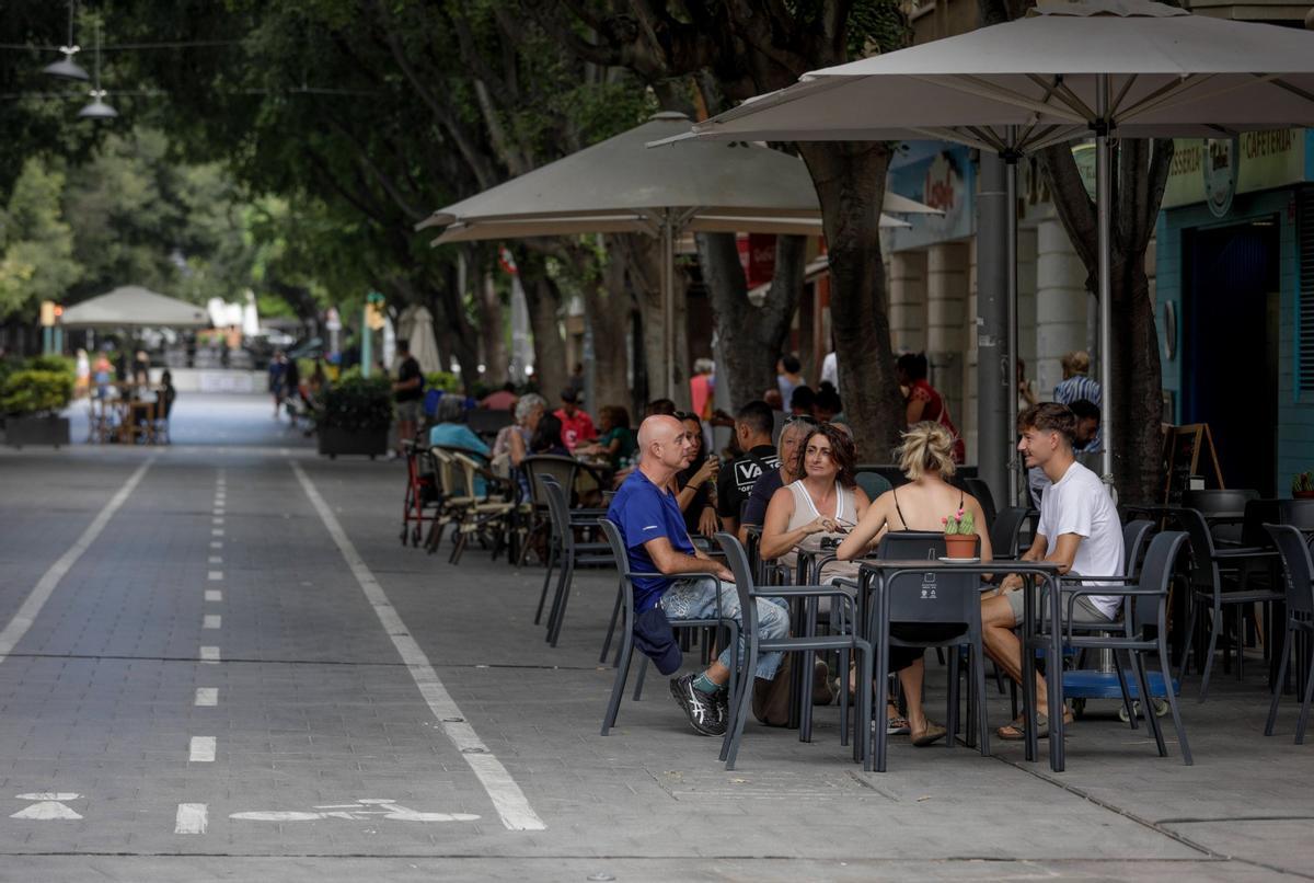 Personas conversando en una terraza de la calle blanquerna en Palma.