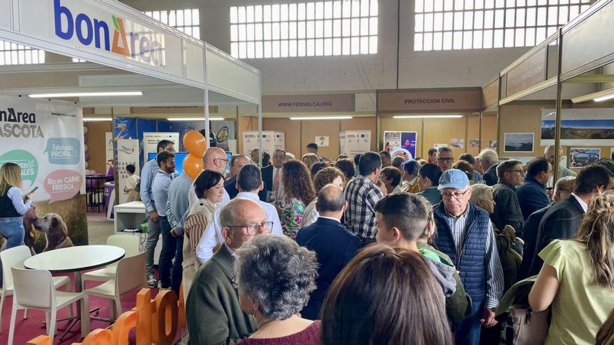 Numeroso público se congregó ayer en los estands de Valga.  | EL PERIÓDICO