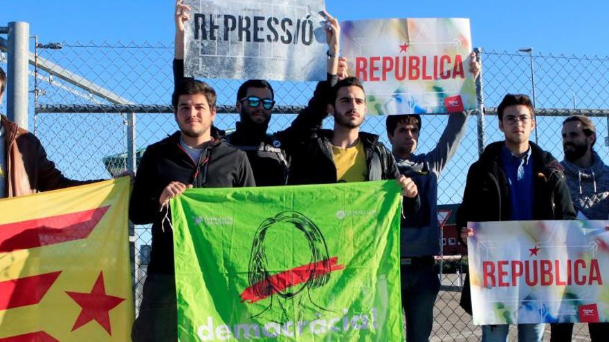 Varios independentistas protestan frente a Estremera.