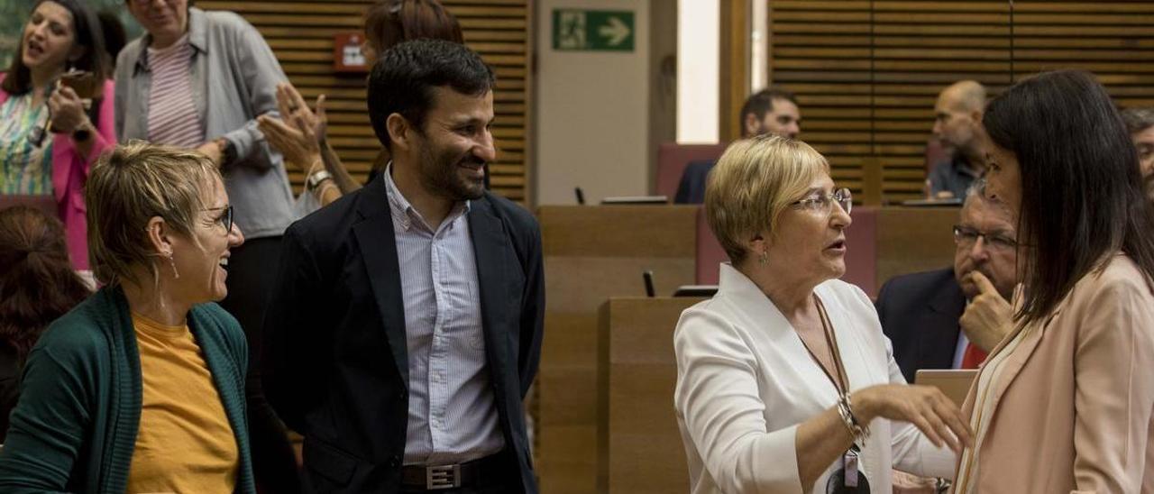 Papi Robles, Vicent Marzà, Ana Barceló y Ruth Merino antes del inicio de la sesión parlamentaria celebrada este miércoles.
