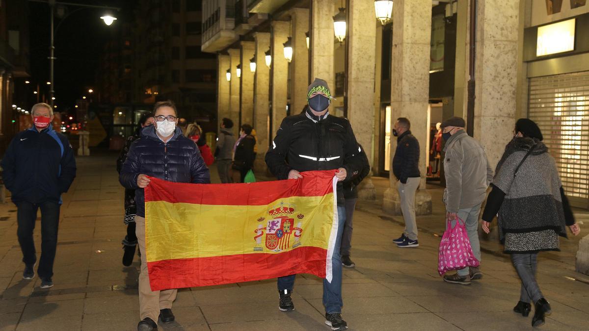 Un grupo de 40 personas desafía el toque de queda con un paseo por el centro de Palencia.