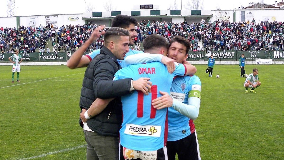 Omar recibe el abrazo de Flores, Visus y Alonso al final del encuentro en El Maulí.