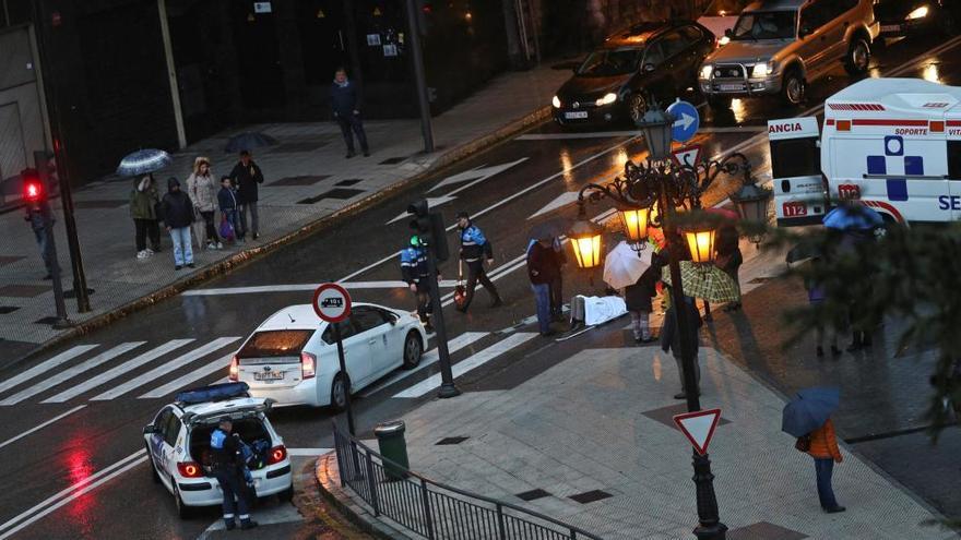 Un taxi arrolla a una mujer de 66 años junto a la estaciones de autobuses de Oviedo