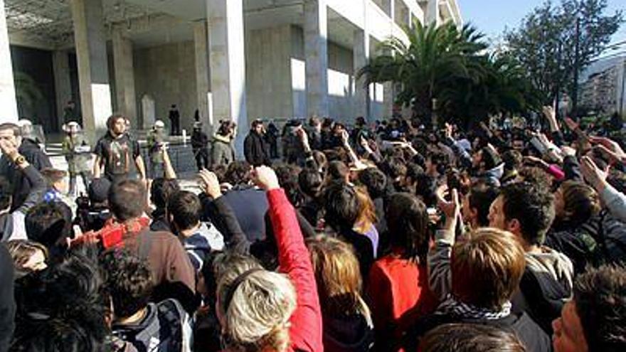 Cientos de jóvenes estudiantes se manifiestan ante la sede de la policía griega en Atenas tras los enfrentamientos mantenidos durante el pasado fin de semana por los manifestantes y la policía, en Grecia, en reacción a la muerte de un joven en Atenas el pasado sábado por los disparos de un policía.