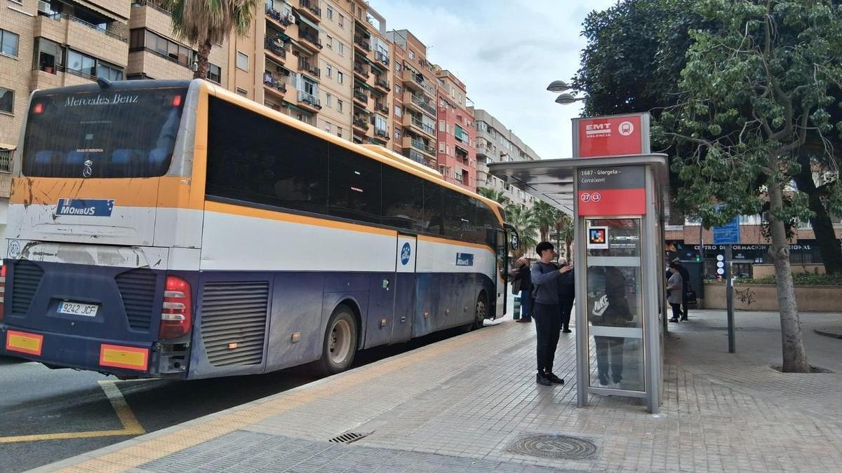 Uno de los autobuses que ofrece el servicio a los usuarios de Metrovalencia en la parada de Giorgeta que se anula este martes.