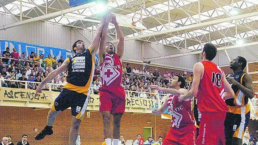 Una acción del partido, con las abarrotadas gradas de Pumarín al fondo.