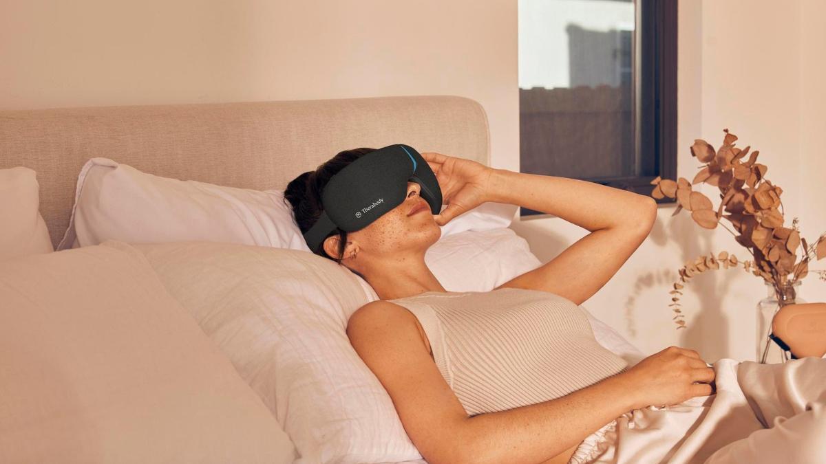 Una chica con las SmartGoggles de Therabody