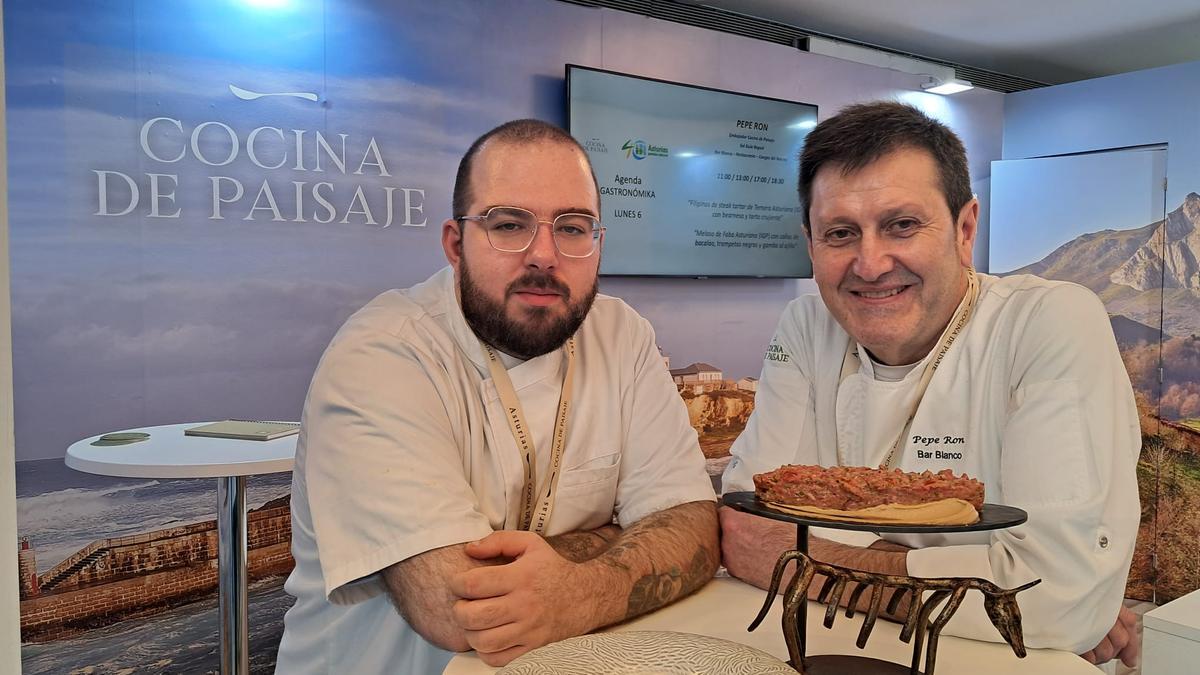 Santos Velasco y Pepe Ron con sus tapas en el San Sebastián Gastronomika.