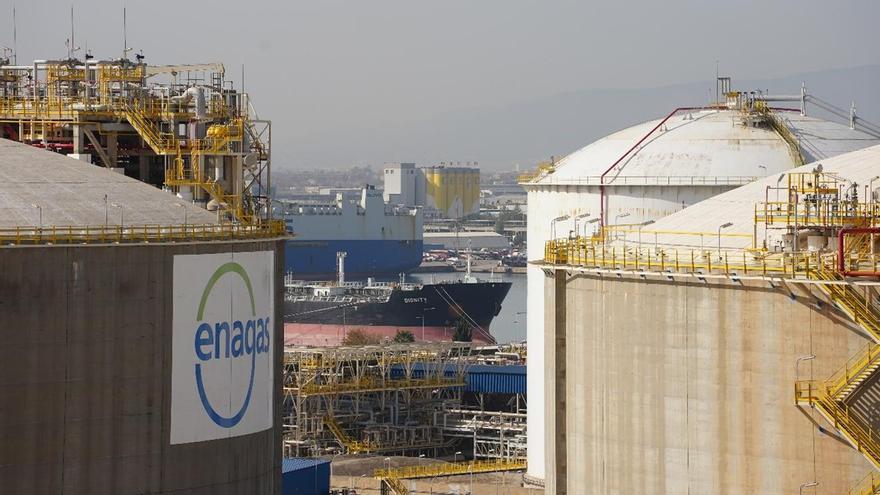 Terminal de líquidos a granel del Moll de l'Energia, en el Port de Barcelona.