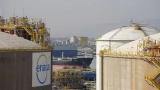 El Port de Barcelona recupera el tráfico de líquidos a granel, encabezado por el gas natural