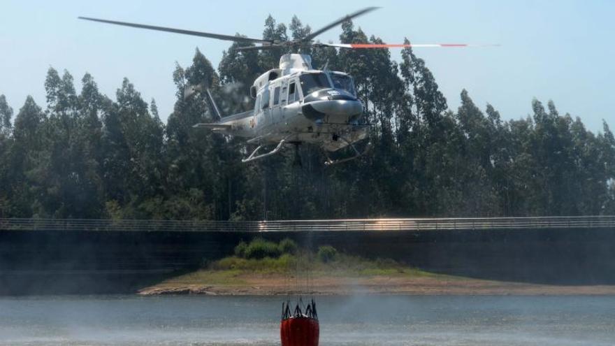  Los helicópteros utilizaron el embalse del río de O Con, en Castroagudín, para recoger agua con la que sofocar las llamas y regar el monte. Los hidroaviones recurrieron al mar.