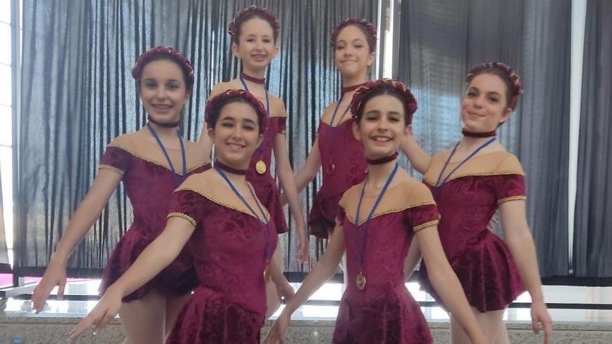 El Ayuntamiento felicita al grupo de alumnas de danza clasificadas para la final del concurso Dancing Stars Vive tu sueño.