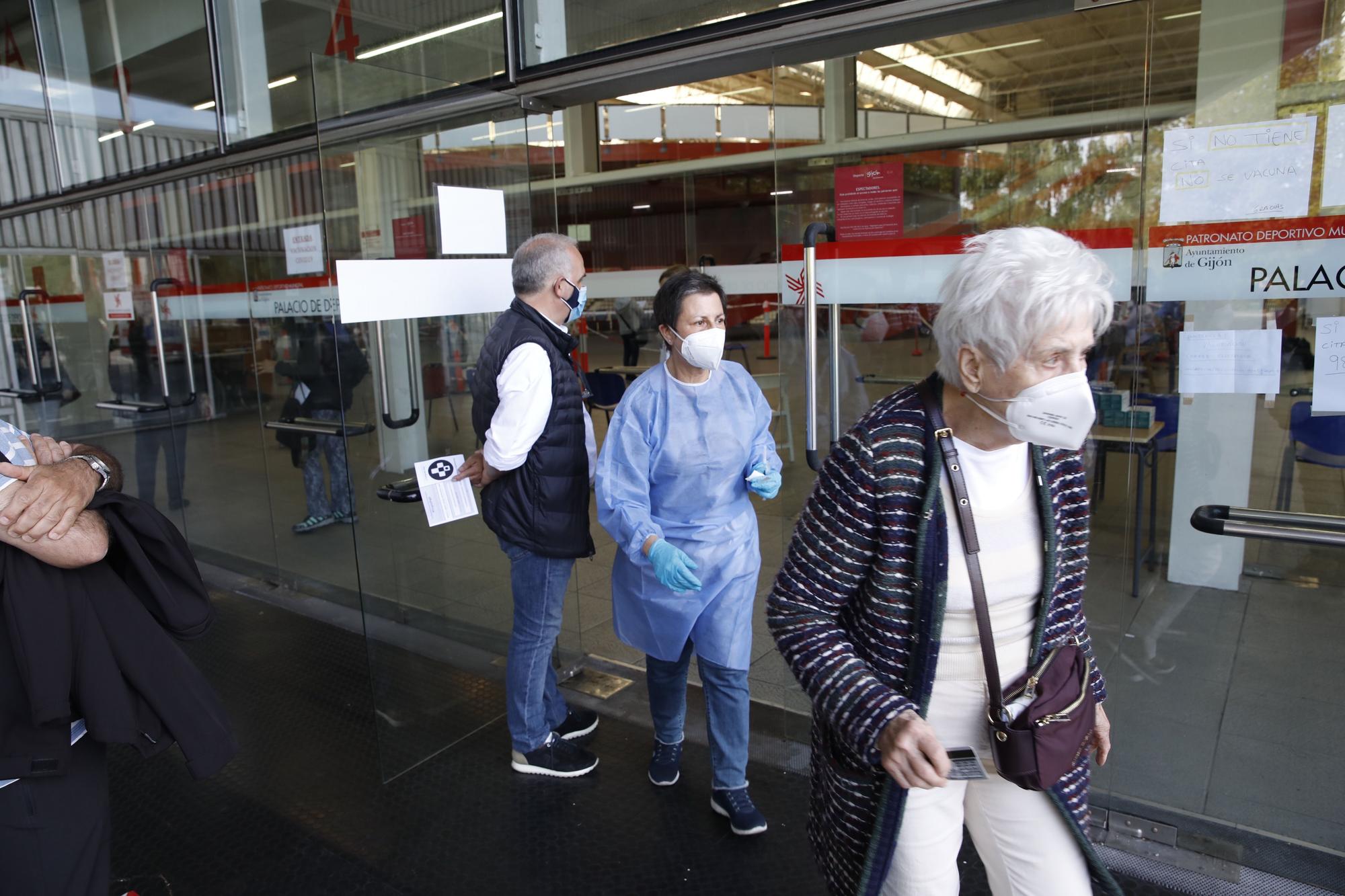 Otra jornada de colas para vacunarse en Gijón