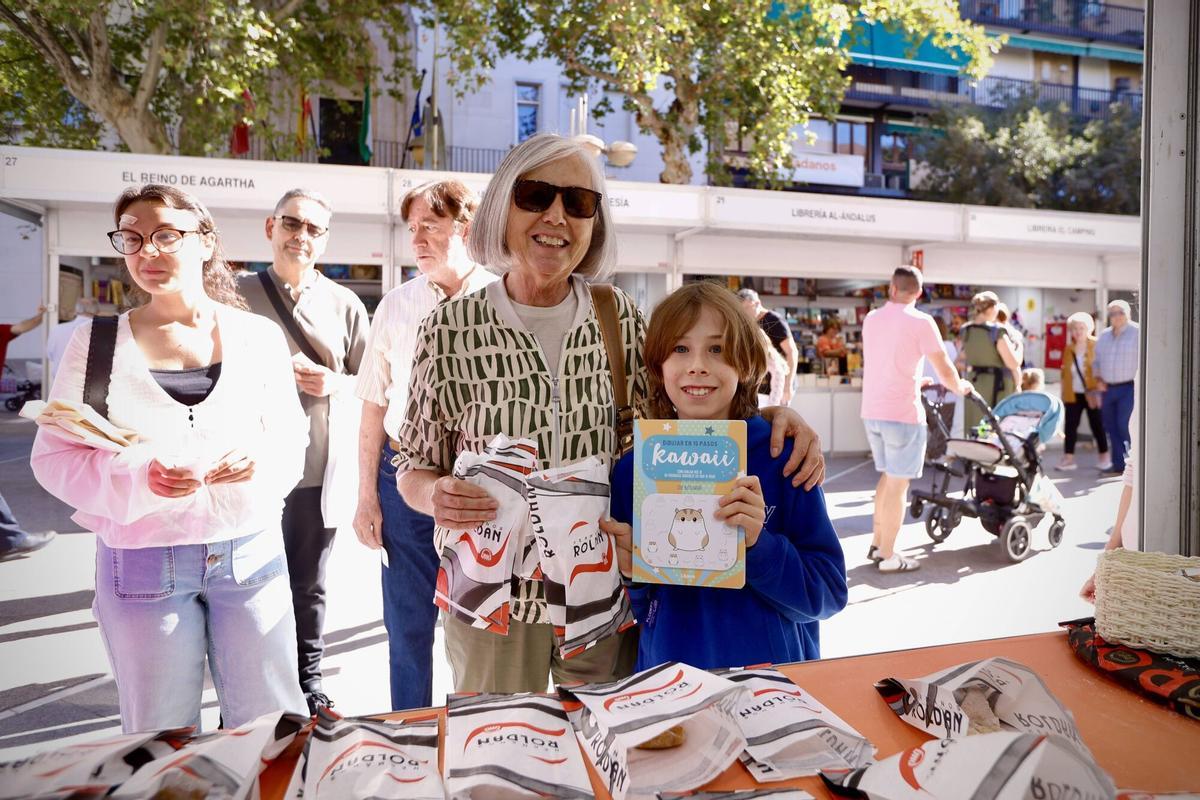 Feria del Libro, ambiente y pastel cordobes por la compra de un libro por el día de San Rafael