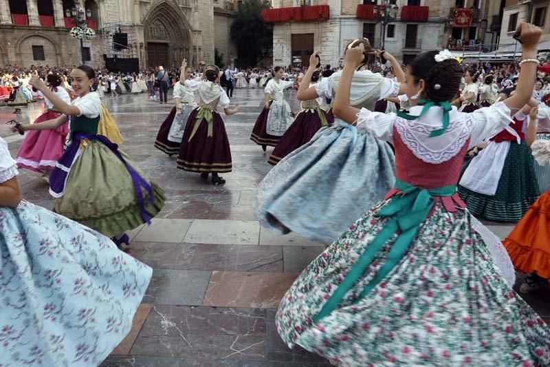 Dansà infantil en la plaza de la Virgen