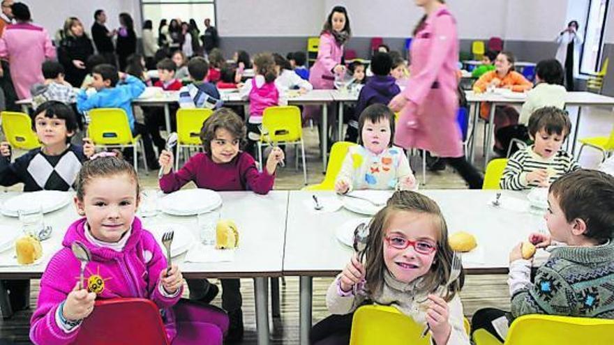 Cincuenta alumnos del Jovellanos se sientan a comer