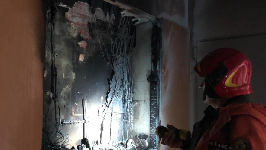 Rescatan a una mujer y a su bebé de un mes del incendio de una finca en Paterna