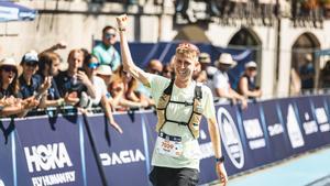 Daniel Castillo en la meta en Chamonix de la distancia OCC de la HOKA UTMB Mont-Blanc 2024