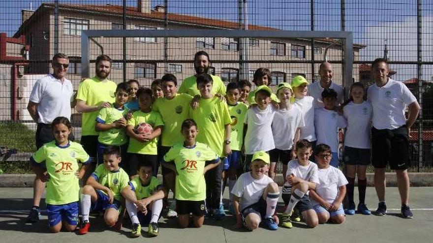 Integrantes del Panxón FS y del Saint John&#039;s JFC, ayer. // Alba Villar