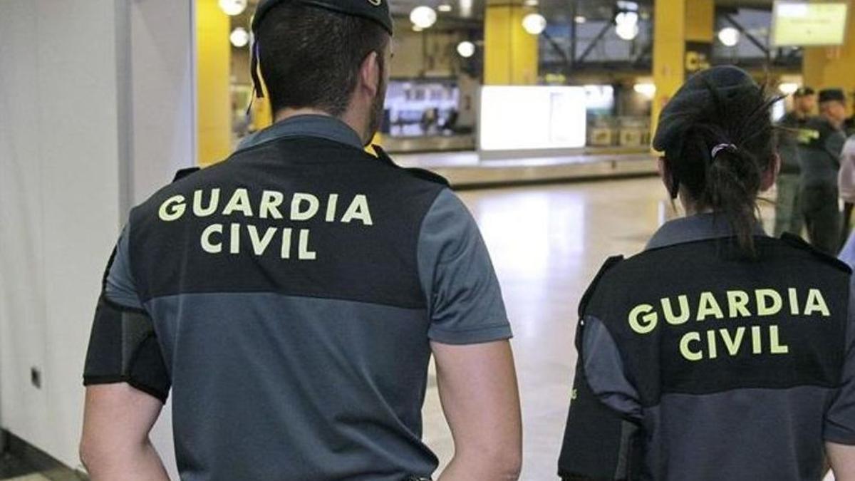 Imagen de archivo de dos agentes de la Guardia Civil.