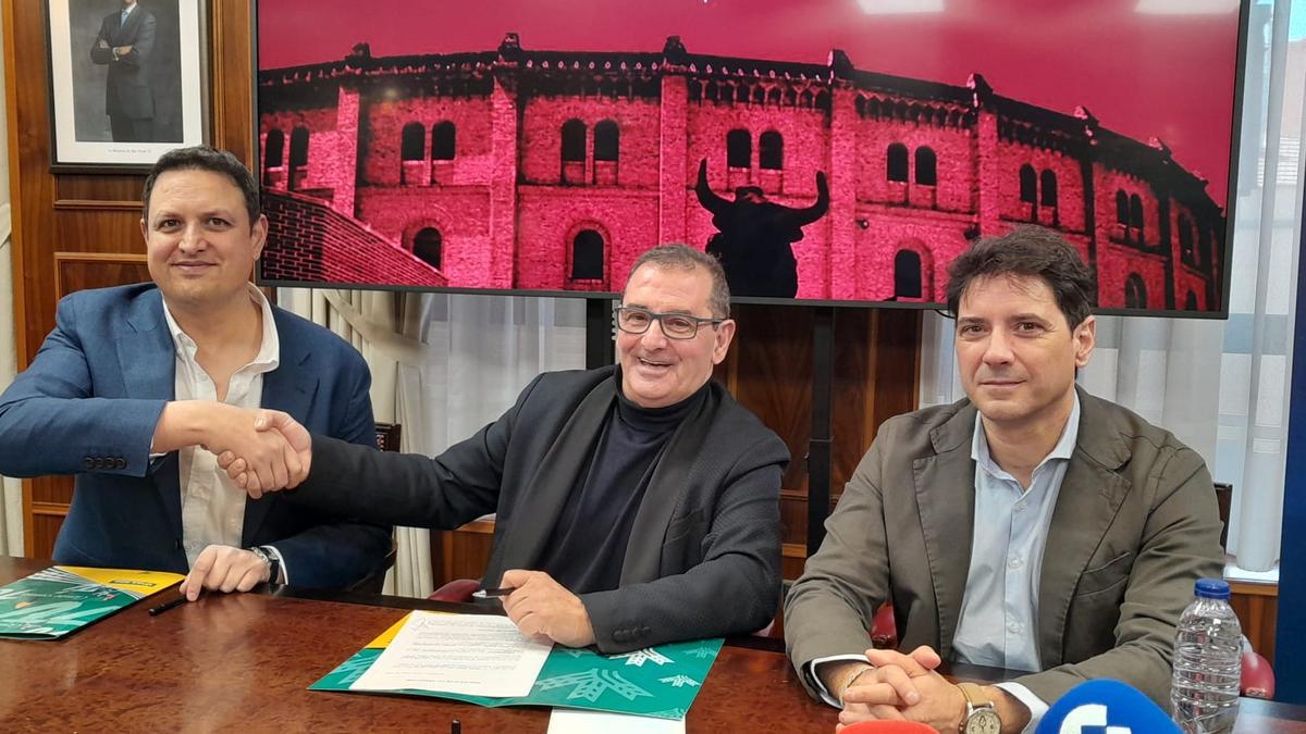 Alberto García, Narciso prieto y José Ignacio Cascón, durante la firma del convenio de colaboración entre Tauroemoción y Caja Rural de Zamora