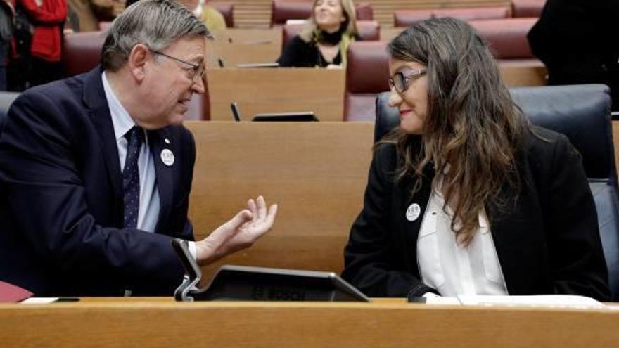 Puig y Oltra hablan antes de comenzar ayer en las Corts la sesión de control al presidente.