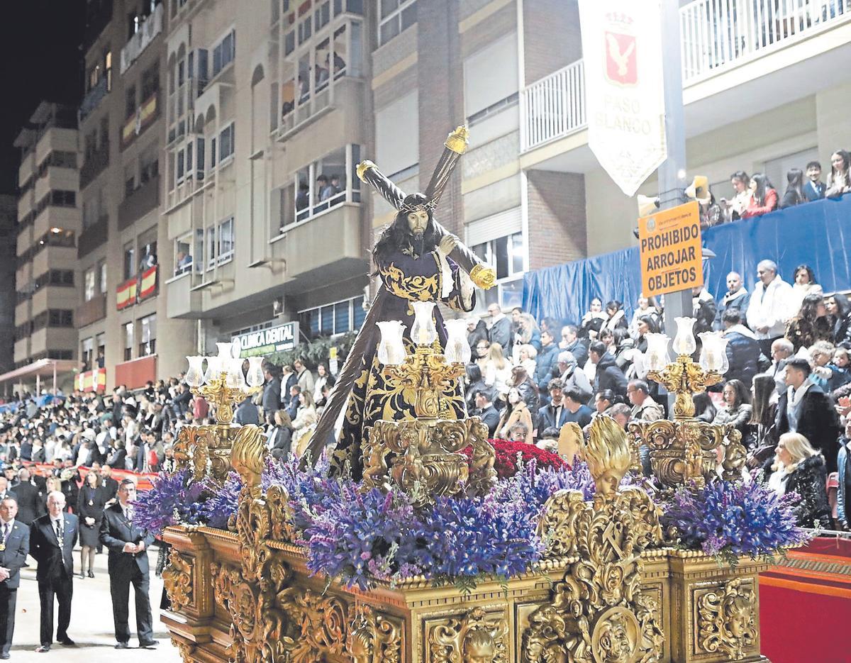 El Smo. Cristo del Perdón, con un sobrecogedor sufrimiento en el rostro y el madero al hombro.