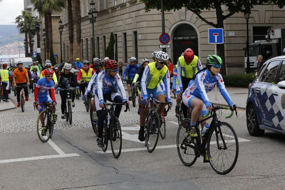 Decenas de ciclistas de todas las edades convergen en la ruta ''Bicis na primavera'' para disfrutar de un recorrido de varios kilómetros por Vigo.