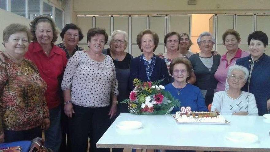 Mayores del taller de memoria dan una fiesta de cumpleaños a una compañera