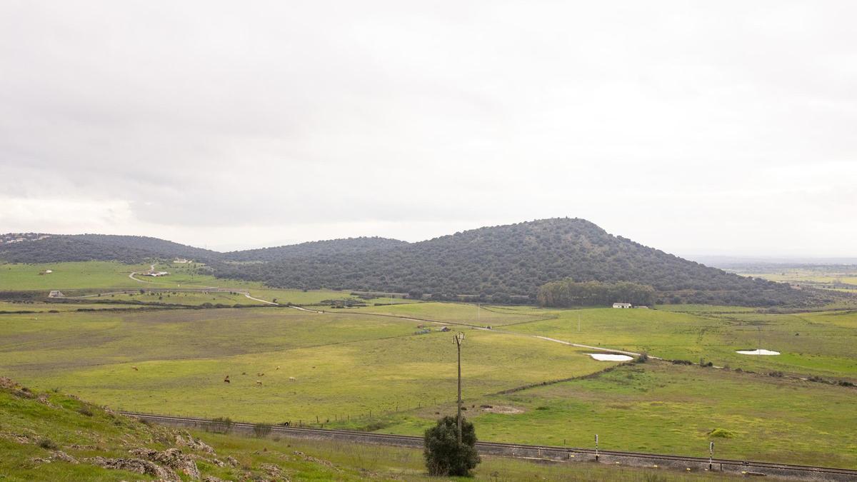 Imagen tomada desde la mina de San Salvador. Al fondo, el Cerro de los Romanos, y a la izquierda del mismo, la ermita de Santa Lucía. En medio, el valle en el que irán las instalaciones budistas.
