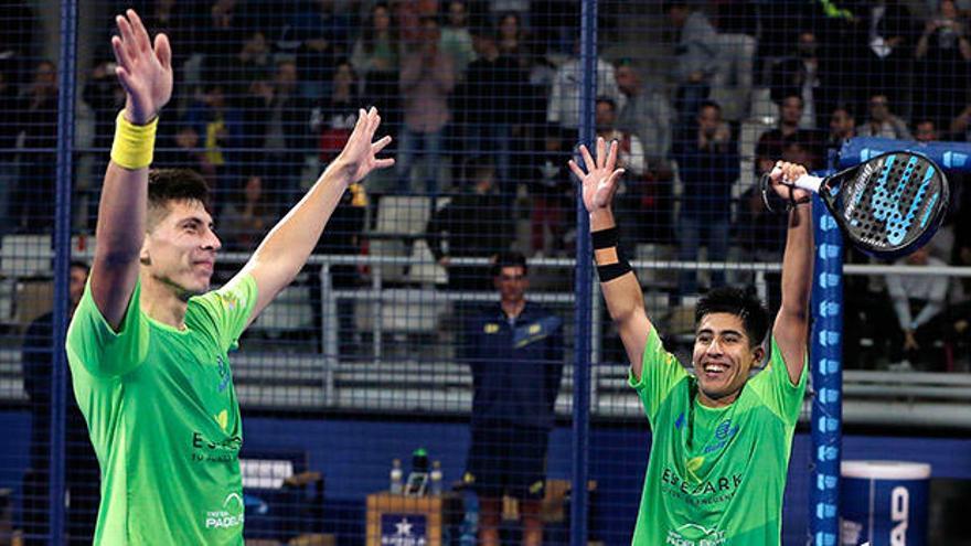 Los argentinos Juan Tello y Fede Chingotto en el momento de proclamarse ganadores del partido al eliminar a Maxi Sánchez y Sanyo Gutiérrez en la pista