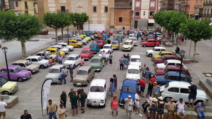 70 Seat 600 aparcados en la Plaza Mayor de Toro. | Cedida