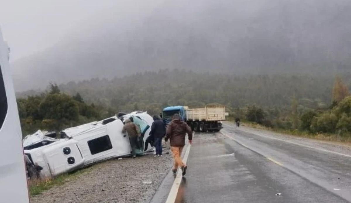 La guagua quedó volcada debido al impacto