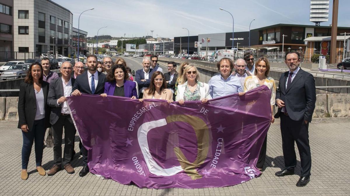 Cargos públicos y empresarios con la bandera de calidad del parque empresarial de Agrela.   | // LA OPINIÓN