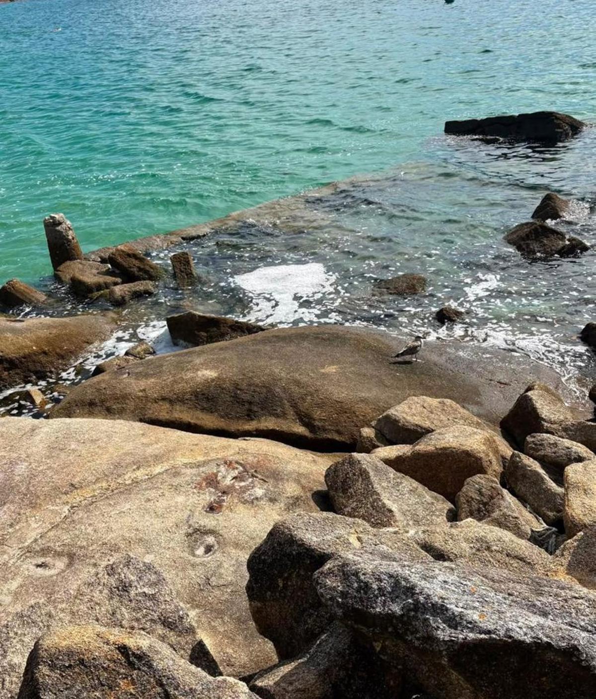 Zona de la playa de Menduíña donde se detectó el vertido. | FDV