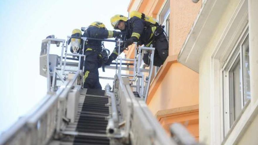 Intervención del equipo de bomberos ante un aviso de fuego en una vivienda de la calle San Lorenzo. / e. vicente