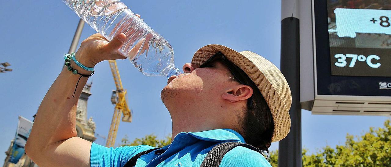 Un hombre bebe agua de una botella en una jornada muy calurosa, en la que los termómetros llegaron a marcar 37 grados. | INFORMACIÓN