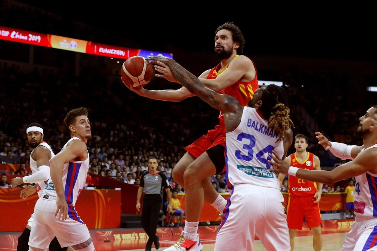 GRAF5283. CANTÓN (CHINA), 02/09/2019.- El base español Sergio Llull (i) entra a canasta ante el ala-pívot puertorriqueño Renaldo Balkman (d) durante el partido correspondiente al Grupo C de la primera fase del Mundial de baloncesto 2019 que tiene lugar en China, disputado este lunes en el Guangzhou Gymnasium de Cantón. EFE/Juan Carlos Hidalgo