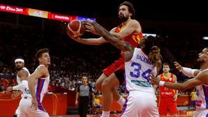 GRAF5283. CANTÓN (CHINA), 02/09/2019.- El base español Sergio Llull (i) entra a canasta ante el ala-pívot puertorriqueño Renaldo Balkman (d) durante el partido correspondiente al Grupo C de la primera fase del Mundial de baloncesto 2019 que tiene lugar en China, disputado este lunes en el Guangzhou Gymnasium de Cantón. EFE/Juan Carlos Hidalgo