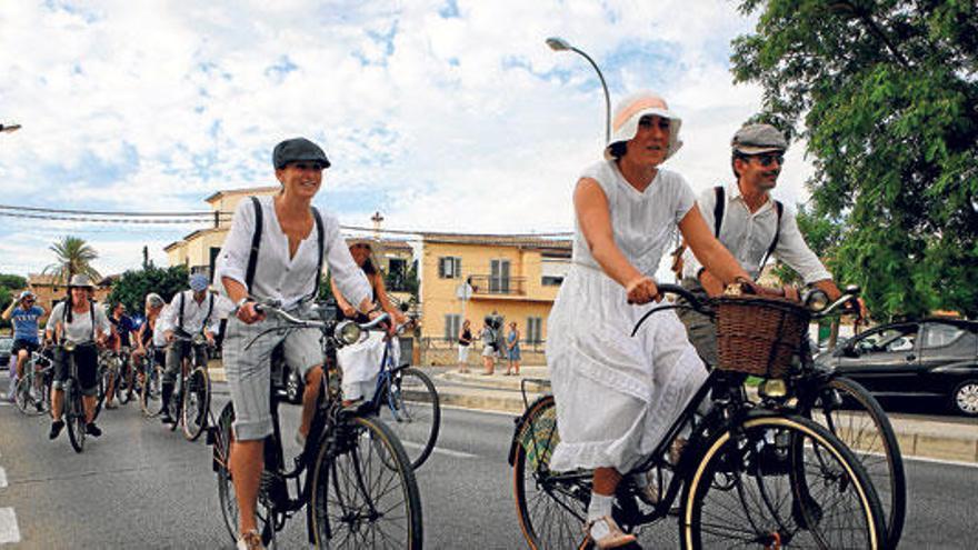 Hasta 30 personas participaron ayer en la propuesta de las bicicletas antiguas.