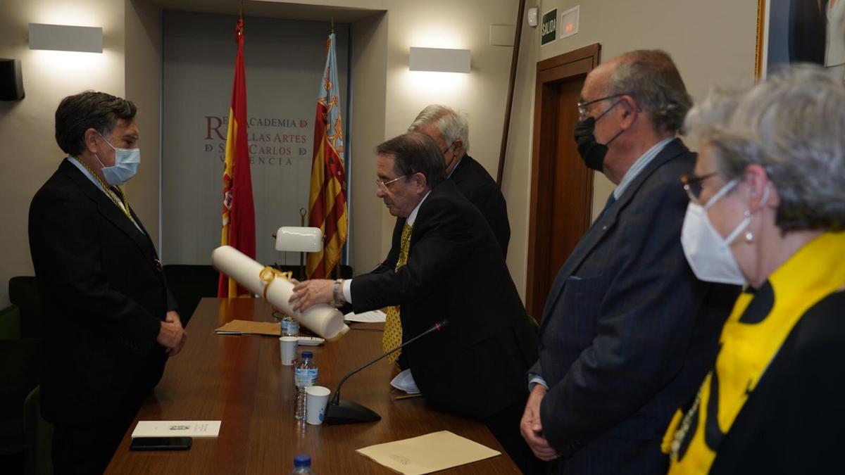 El presidente de la Real Academia de San Carlos, Manuel Muñoz, entrega a Kosme de Barañano la acreditación de académico.